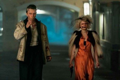 Frankenstein (Christian Bale) traz Ida (Jessey Buckley) de volta à vida na adaptação extravagante da obra da autora inglesa Mary Shelley -  (crédito: Warner/Divulgação)