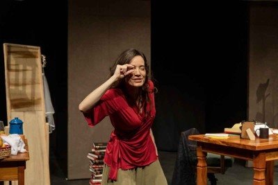 A atriz mineira L&iacute;via Gaudencio em 'Dona Doida', mon&oacute;logo baseado em cartas que ela escreveu para Ad&eacute;lia Prado, mas n&atilde;o obteve resposta -  (crédito: Igor Cerqueira/Divulga&ccedil;&atilde;o)