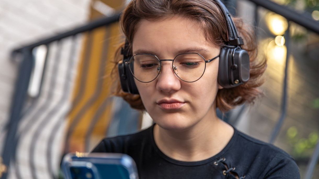 Uso de ferramentas de intelig&ecirc;ncia artificial por adolescentes em tarefas escolares dobrou em um ano, aponta pesquisa. -  (crédito: FreePik)