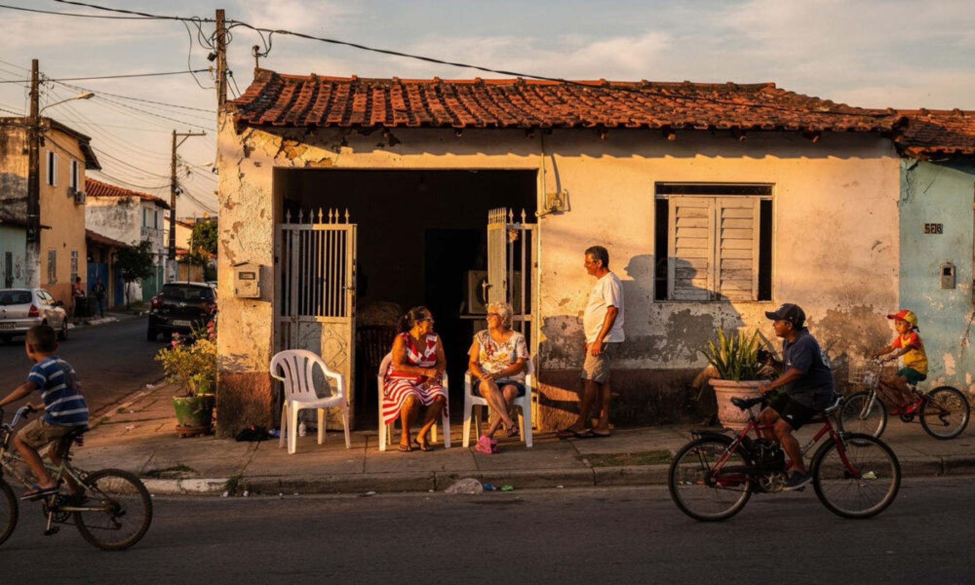 Esse costume simples de bater papo no portão aproximava as pessoas -  (crédito: Tupi)