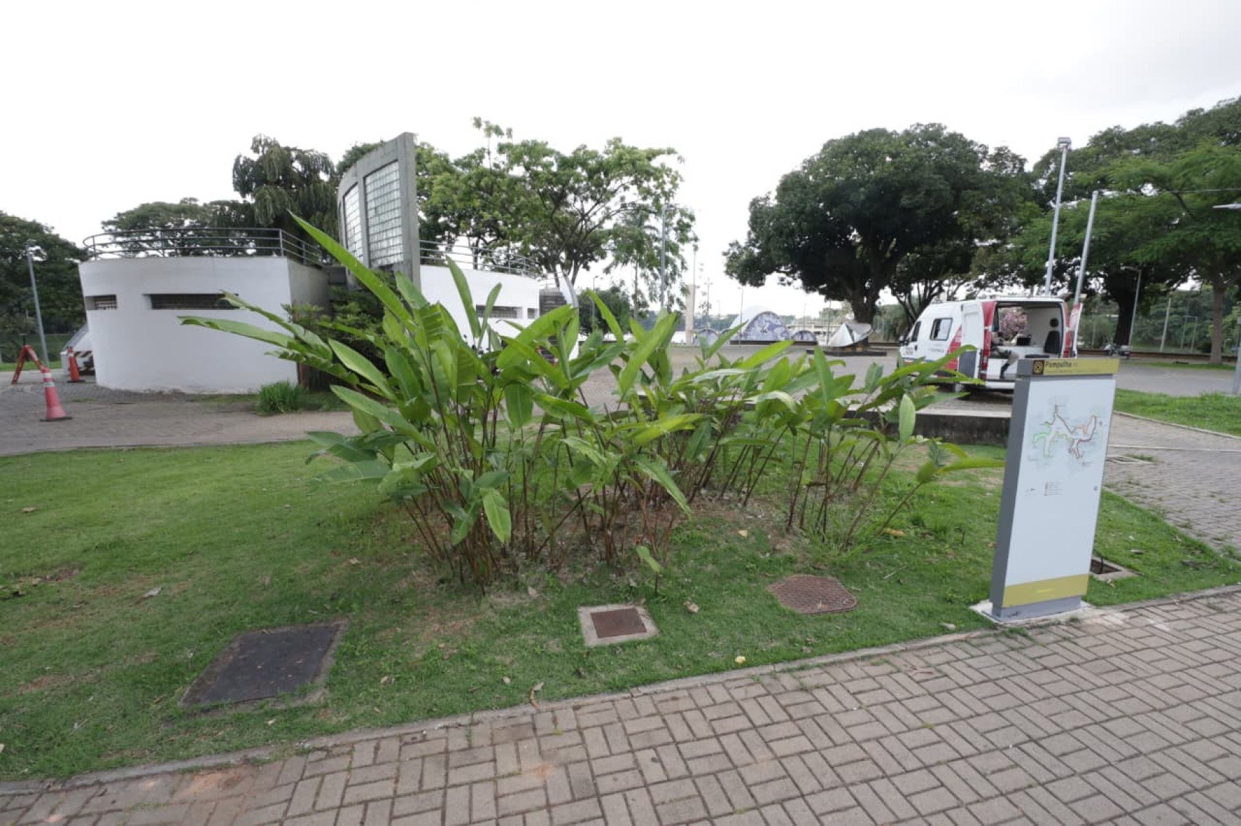 Os jardins da pra&ccedil;a, elaborados por Burle Marx, est&atilde;o descaracterizados.