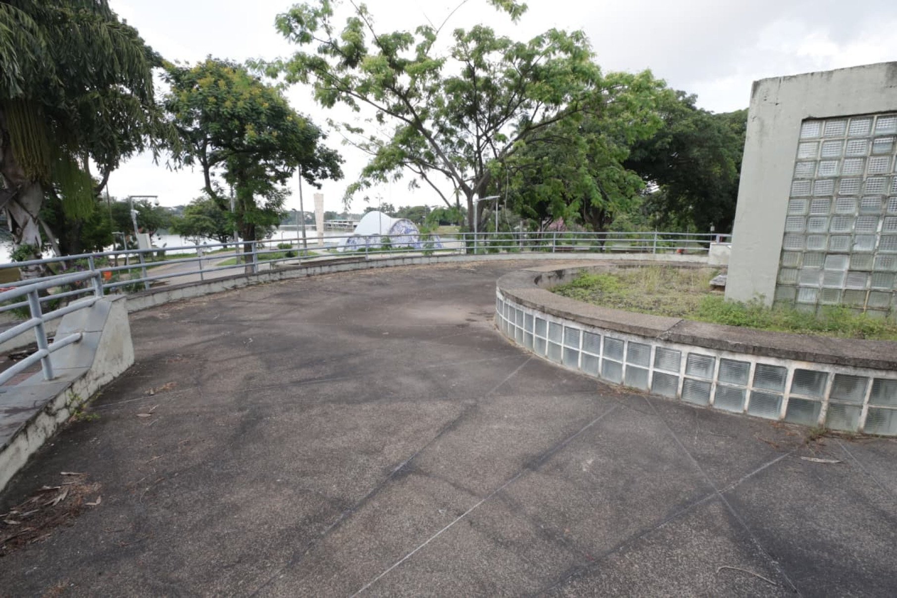O nome da pra&ccedil;a homenageia o Padre Dino Barbieri pela sua participa&ccedil;&atilde;o em movimentos sociais da cidade.   