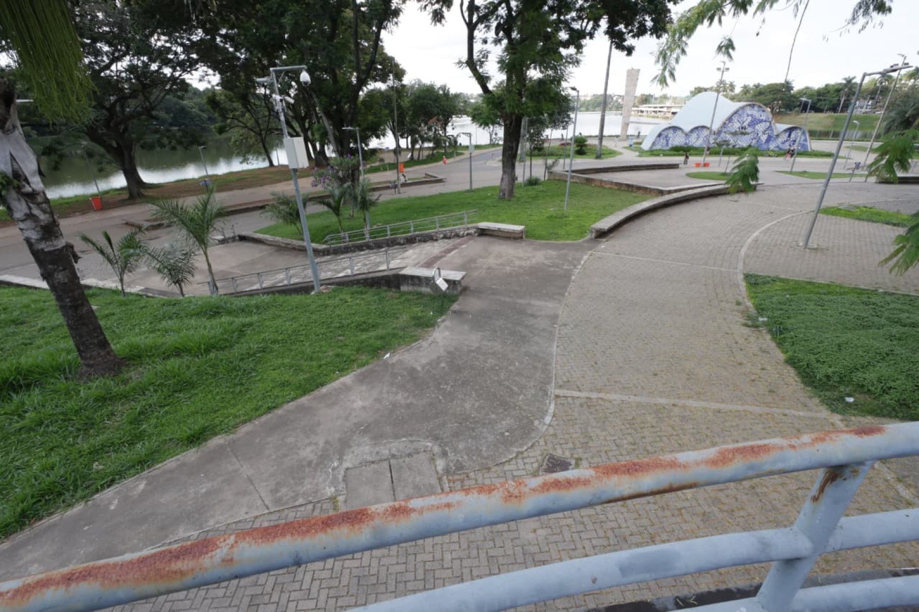 Corrim&atilde;os est&atilde;o deteriorados com marcas de ferrugem.