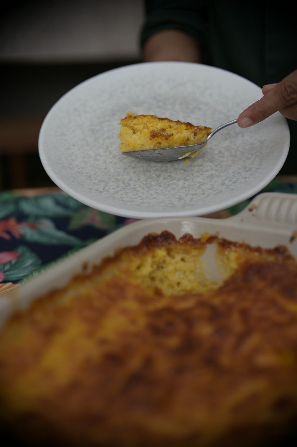 A pamonha assada chama a aten&ccedil;&atilde;o pela cremosidade