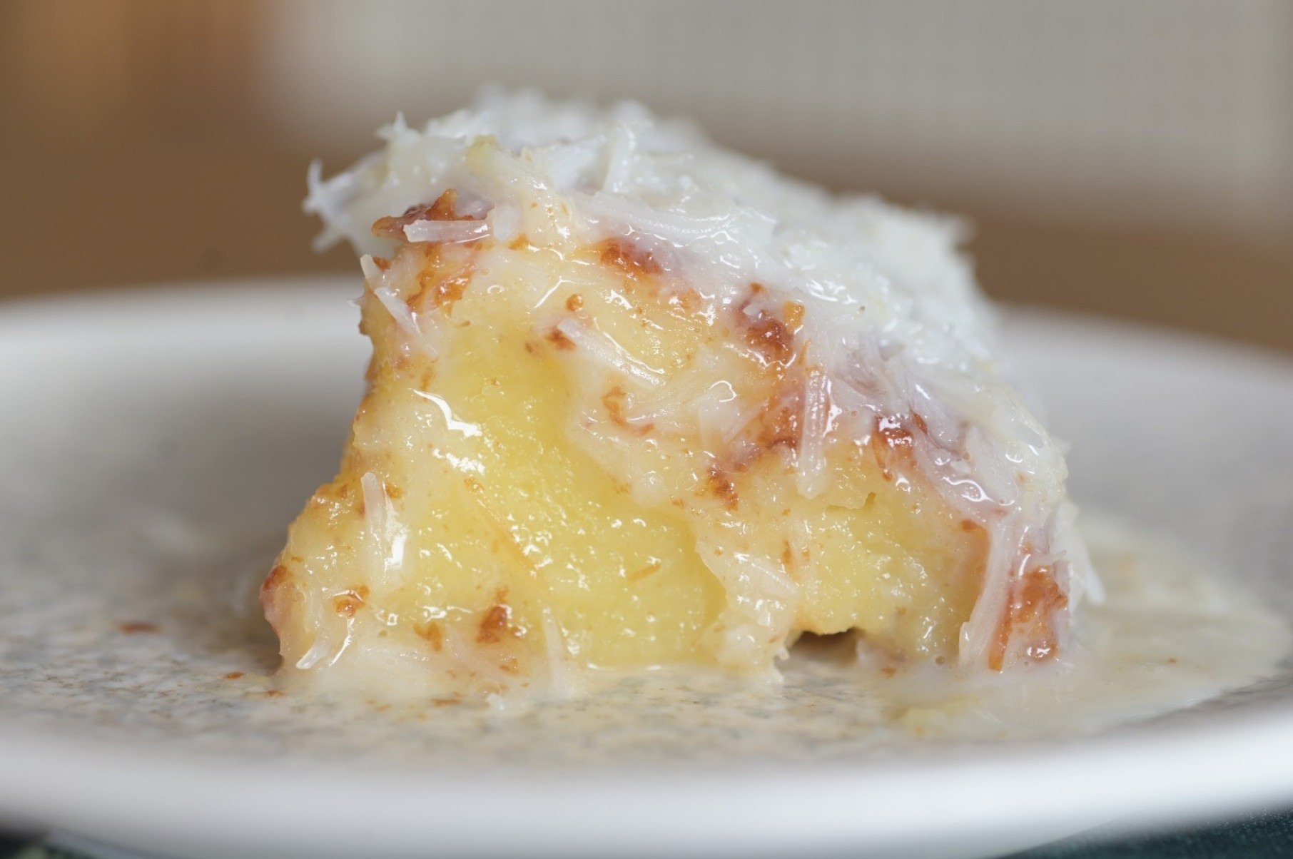 O bolo de coco pode ser servido tanto no café da manhã quanto de sobremesa no jantar
