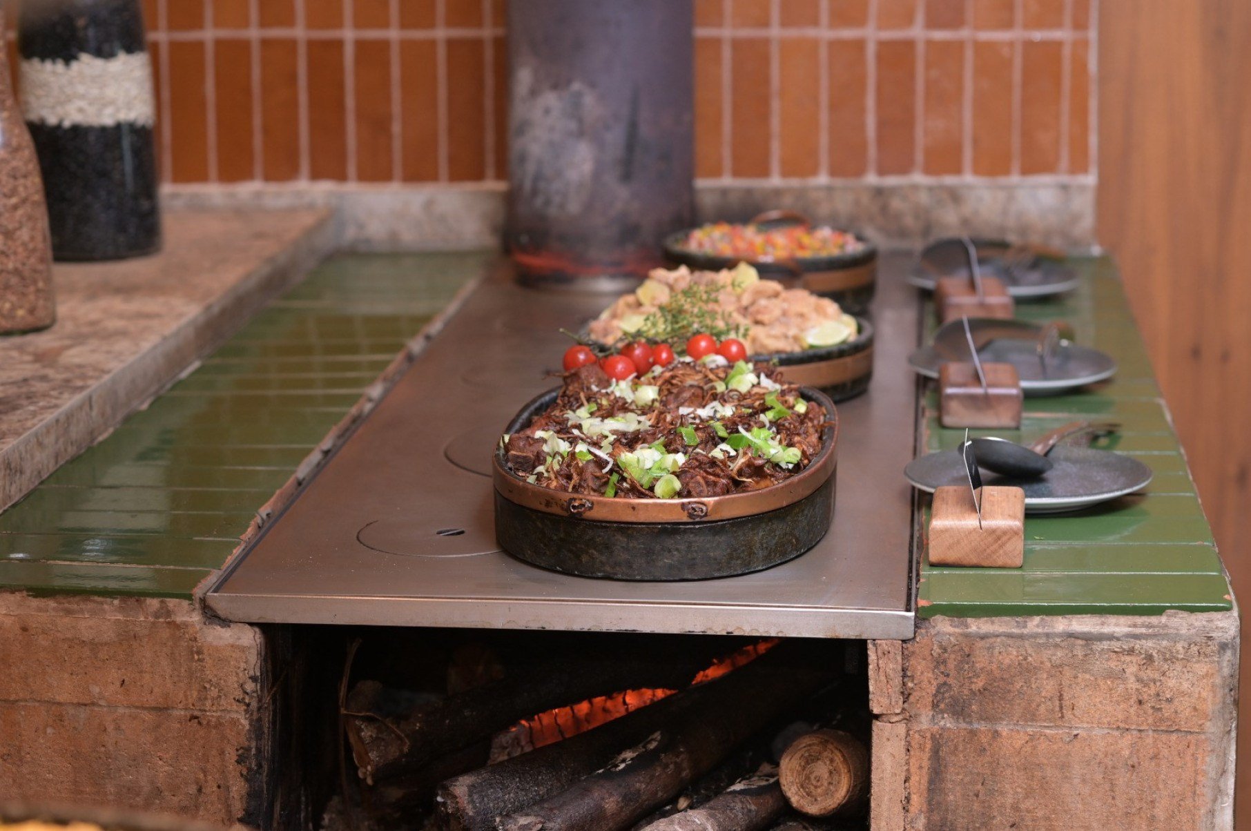 O fogão a lenha leva mais da cultura mineira para o bufê do Clara Arte