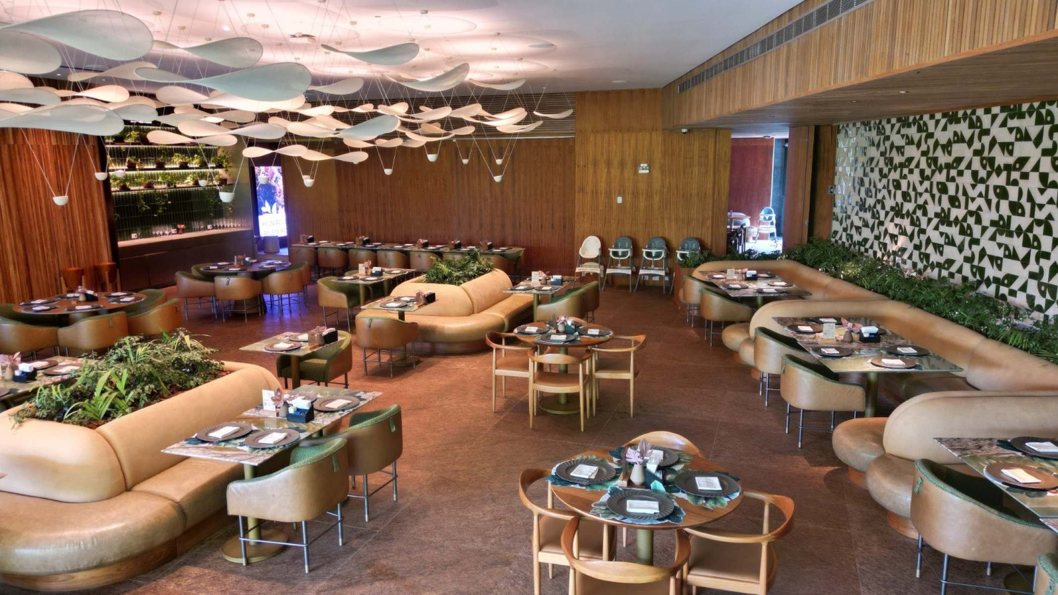 O hotel é cercado por arte, incluindo o amplo salão do restaurante