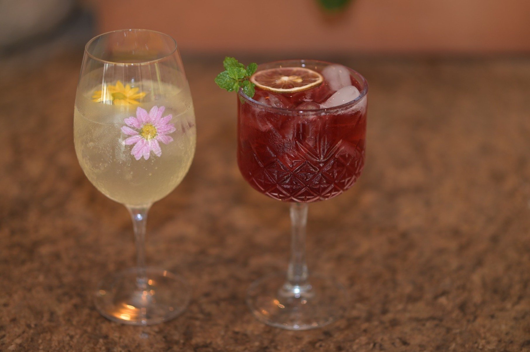 Do bar, saem drinques com e sem álcool, como o Clara Spritz, com prosecco, e o Hibisco Fizz, à base de água com gás