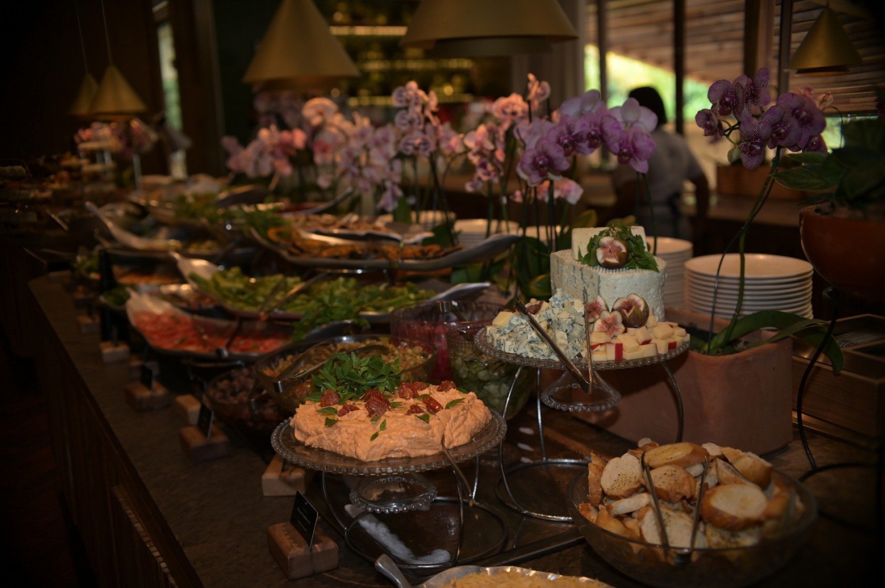 O bufê do almoço e do jantar se divide entre frios, quentes e sobremesas, com uma enorme variedade de pratos