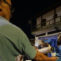 Vizinhos de lar de idosos que desabou servem lanches a equipes de resgate - Marcos Vieira/EM/DA. Press