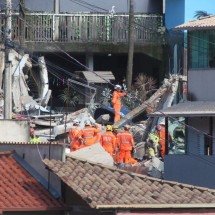 Bombeiros procuram 13 vítimas do desabamento de lar de idosos em BH - Edésio Ferreira/EM/D.A Press