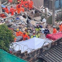 Dois idosos são resgatados de escombros em lar de idosos em BH - Edésio Ferreira/EM/D.A Press