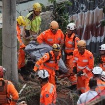 Bombeiros confirmam novas mortes no desabamento de lar de idosos em BH - Edésio Ferreira/EM/D.A Press