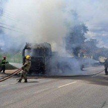 Caminhão pega fogo e interdita trecho da Avenida Cristiano Machado, em BH - Reprodução/CBMMG