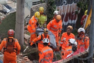 Bombeiros regatam vítima do desabamento de um lar de idosos no Bairro Jardim Vitória, Região Nordeste de Belo Horizonte -  (crédito: Edésio Ferreira/EM/D.A. Press)
