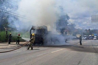 O motorista conseguiu sair do caminhão a tempo e não houve registro de vítimas -  (crédito: Reprodução/CBMMG)