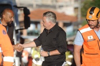 Prefeito de Belo horizonte, Álvaro Damião, visita o lar de idosos que desabou na madrugada desta quinta-feira (5/3) -  (crédito: Alexandre Guzanshe/EM/D.A. Press)