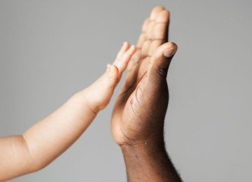 A amplia&ccedil;&atilde;o da licen&ccedil;a-paternidade busca fortalecer os la&ccedil;os familiares e o papel ativo do pai nos cuidados do beb&ecirc;. -  (crédito: Freepik)