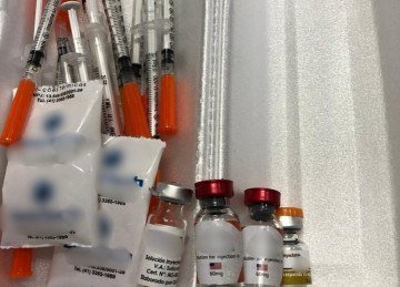 As buscas realizadas no imóvel do suspeito levaram à apreensão de cerca de 300 a 400 seringas -  (crédito: Reprodução/PCMG)