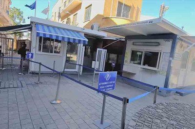 <p><span style='font-weight: 400;'>Nicósia, no Chipre, é conhecida como a “última capital dividida do mundo”. A referência se deve ao fato de que a cidade, localizada na ilha mediterrânea oriental, permanece fisicamente separada desde 1974 por uma zona tampão desmilitarizada e supervisionada pela Organização das Nações Unidas, chamada de Linha Verde. </span></p>
 -  (crédito: Reprodução do Youtube)