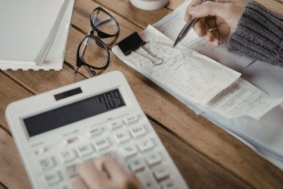 Controlar os gastos e organizar as finan&ccedil;as s&atilde;o passos cruciais para ter mais tranquilidade com seu sal&aacute;rio e planejar o futuro. -  (crédito: Pop Andreea's Images)