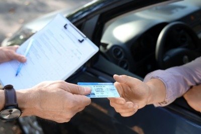 A segunda via da Carteira Nacional de Habilita&ccedil;&atilde;o (CNH) &eacute; um dos servi&ccedil;os digitais do Detran-MG com entrega f&iacute;sica do documento. -  (crédito: pixelshot)