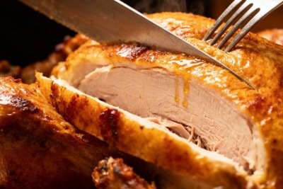 A ave de carne macia e saborosa do marreco recheado, assada lentamente at&eacute; a pele dourada e crocante, &eacute; a estrela de celebra&ccedil;&otilde;es. -  (crédito: Freepik)