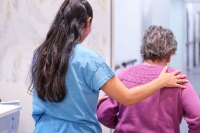 Escolher um lar de idosos envolve cuidado, apoio e avalia&ccedil;&atilde;o da qualidade dos servi&ccedil;os e da equipe para garantir o bem-estar. -  (crédito: Ivan Moreno sl)