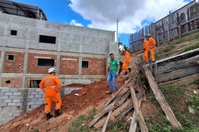 A vítima foi socorrida por uma Unidade de Suporte Básico (USB) do Samu e encaminhada ao hospital da cidade em parada cardiorrespiratória -  (crédito: CBMMG)