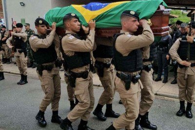 Dois homens em uma moto se aproximaram do carro do militar. O passageiro sacou  uma arma e disparou várias vezes em direção à janela do sargento -  (crédito: PMMG / Reprodução )