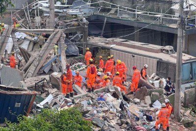 Bombeiros, policiais e socorristas do Samu trabalham pelo resgate e salvamento das pessoas soterradas pelo colapso do lar de idosos -  (crédito: Ed&eacute;sio Ferreira/EM/D.A.Press)