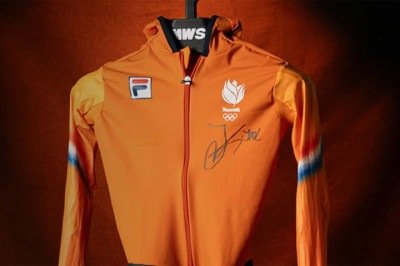 <p>O macacão utilizado pela patinadora de velocidade Jutta Leerdam durante os Jogos de Inverno foi vendido em leilão por mais de R$ 1 milhão na plataforma MatchWornShirt. A peça se tornou um dos itens mais caros já negociados ligados aos esportes de inverno.</p>
 -  (crédito: Reprodução/MWS)