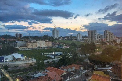 <p>São José dos Campos (SP) alcançou um marco inédito ao se tornar a primeira cidade do mundo a receber a certificação ABNT NBR ISO 37125 no nível platina. O selo avalia o desempenho urbano com base em critérios ambientais, sociais e de governança.</p>
 -  (crédito: Wikimedia Commons/Photograph by Mike Peel)