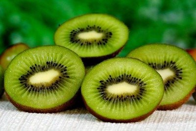 <p>O kiwi se tornou presença constante em mesas ao redor do mundo, não apenas pelo sabor refrescante e pela cor viva da polpa, mas também pelo conjunto de propriedades que despertou o interesse de quem busca uma alimentação equilibrada.</p>
 -  (crédito: Pixabay)