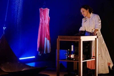 Marcella Muniz interpreta Violette Toussaint, zeladora de cemitério que não se rende à infelicidade
 -  (crédito: Roberto Carneiro/divulgação)