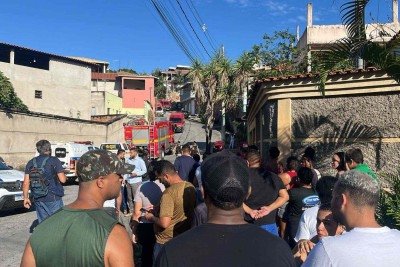 Moradores do Bairro Jardim Vitória, em BH, acompanham o resgate do Corpo de Bombeiros -  (crédito: Wellington Barbosa/EM/DA Press)
