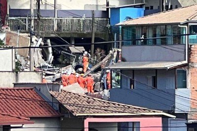 Bombeiros atuam em desabamento em casa de repouso para encontrar vítimas soterradas -  (crédito: Edésio Ferreira/EM/DA Press)