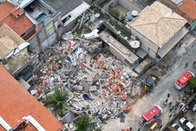Desabamento de lar de idosos deixa vítimas no Bairro Jardim Vitória, em BH -  (crédito: Leandro Couri/EM/D.A Press)