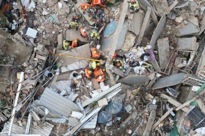 Desabamento de lar de idosos deixa v&iacute;timas no Bairro Jardim Vit&oacute;ria, em BH -  (crédito: @Estev4m)