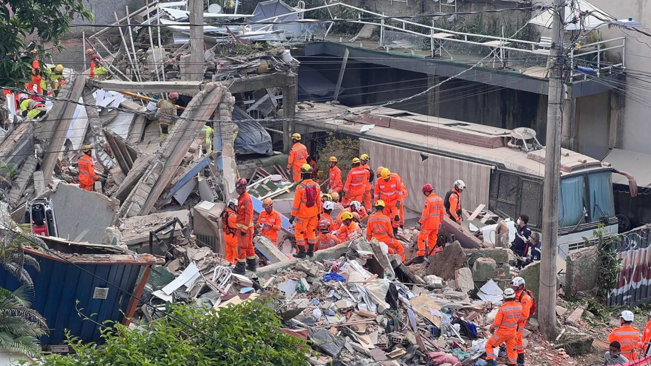 Bombeiros, policiais e socorristas do Samu trabalham pelo resgate e salvamento das pessoas soterradas pelo colapso do lar de idosos-Ed&eacute;sio Ferreira/EM/D.A.Press