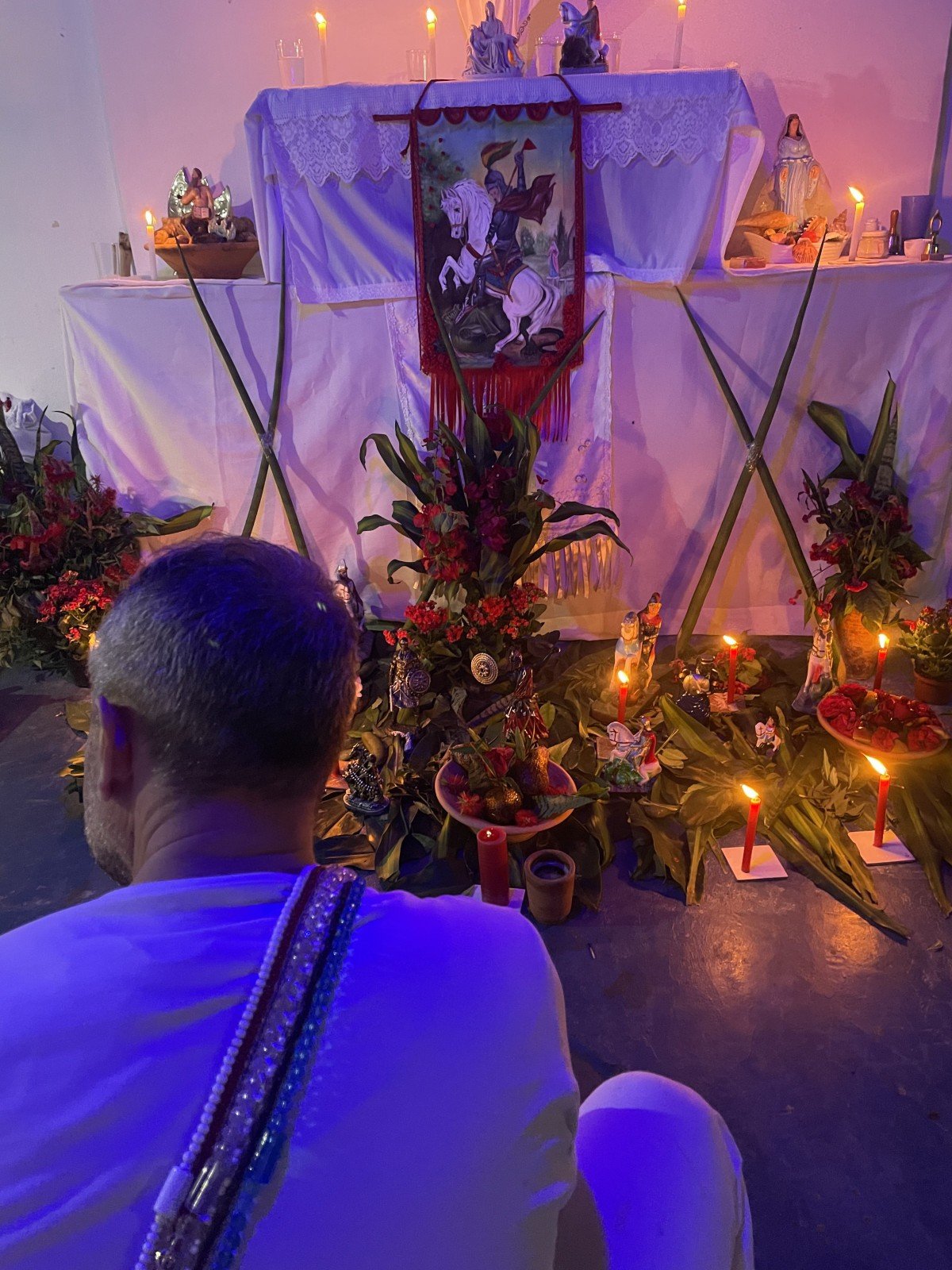 Pai Erlon de Oxal&aacute; em frente ao cong&aacute; com a homenagem ao orix&aacute; Ogum