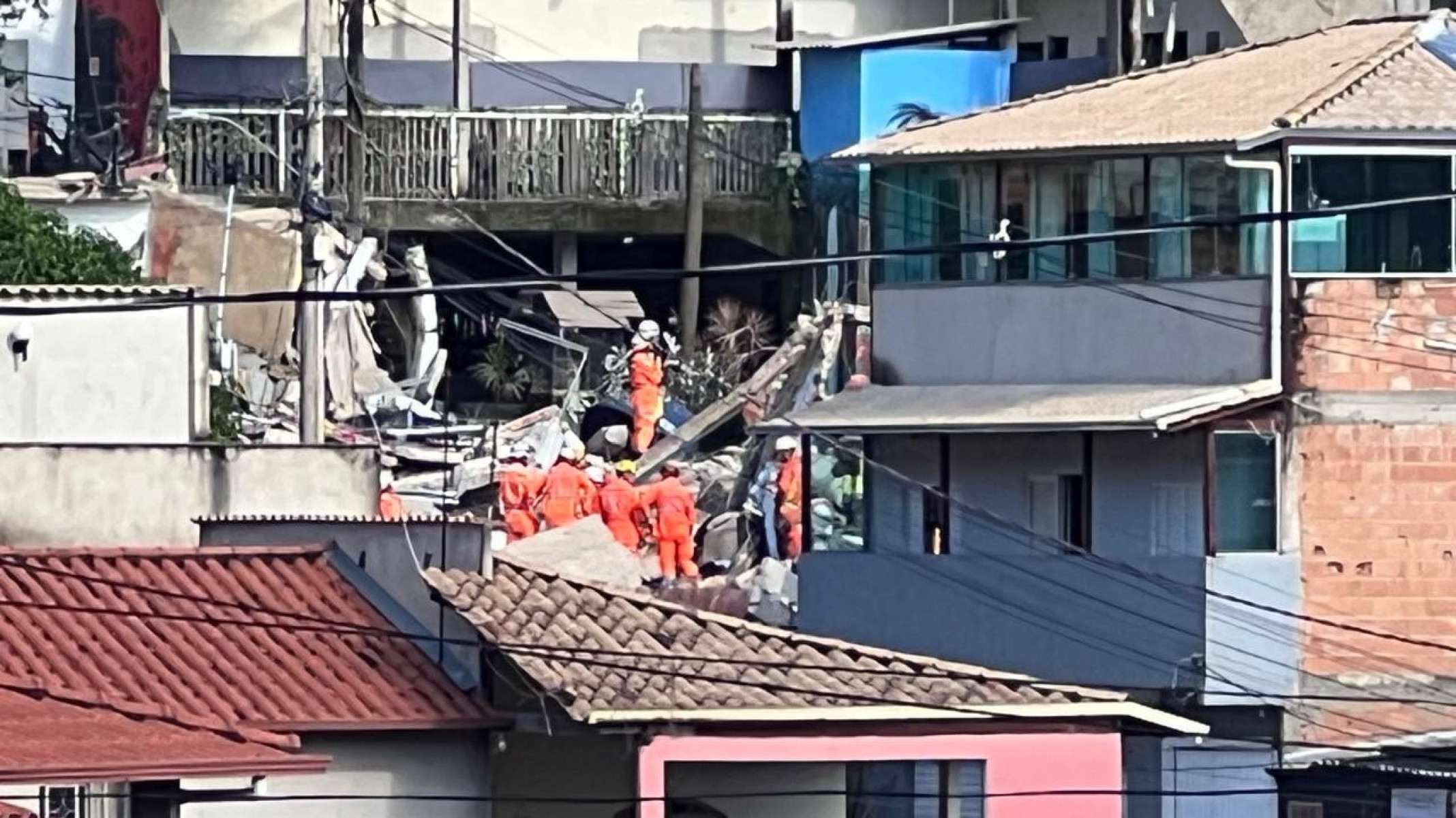Bombeiros atuam em desabamento em casa de repouso para encontrar vítimas soterradas-Edésio Ferreira/EM/DA Press