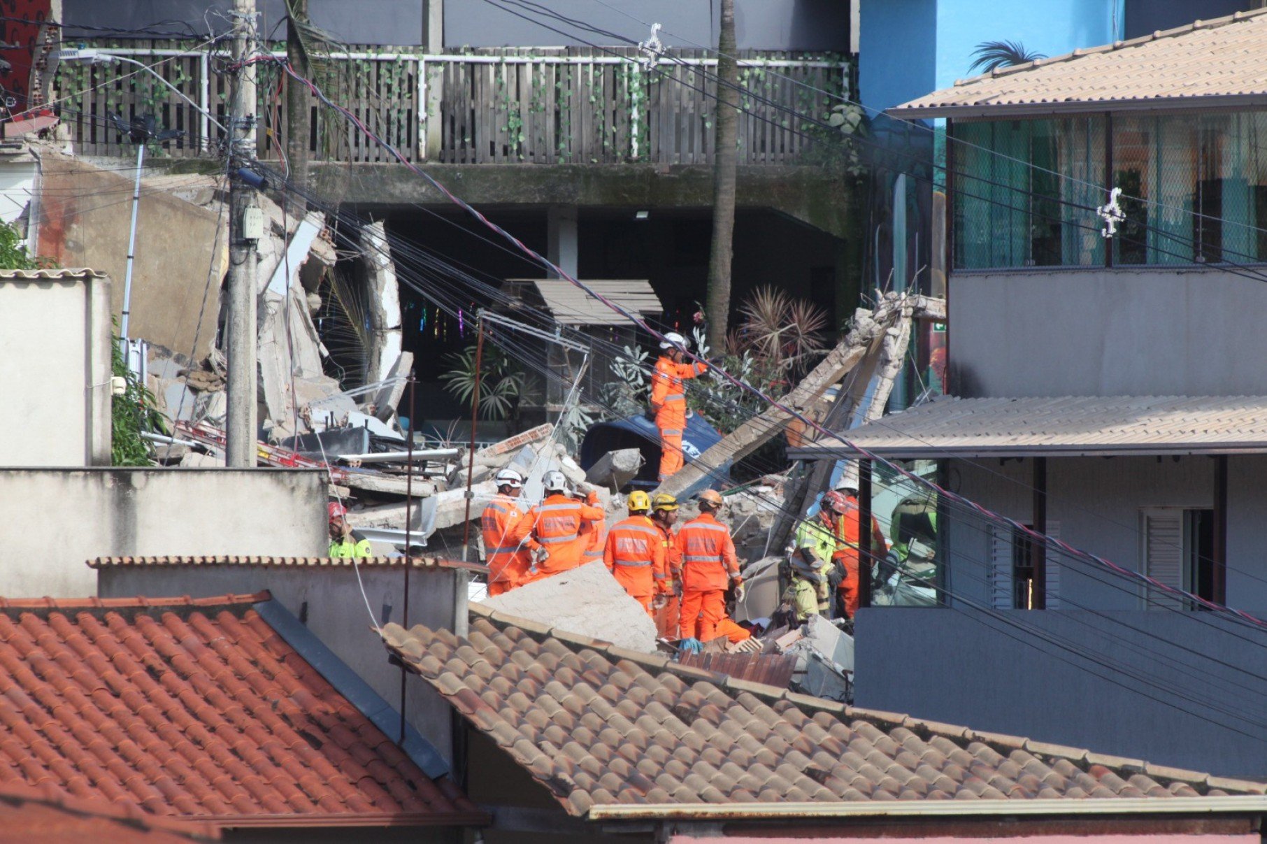 Casa de repouso Pró-Vida, no Bairro Jardim Vitória, na Região Nordeste de Belo Horizonte (MG), desaba na madrugada desta quinta-feira (5/3) e deixa pelo menos um morto-Edésio Ferreira/EM/DA Press