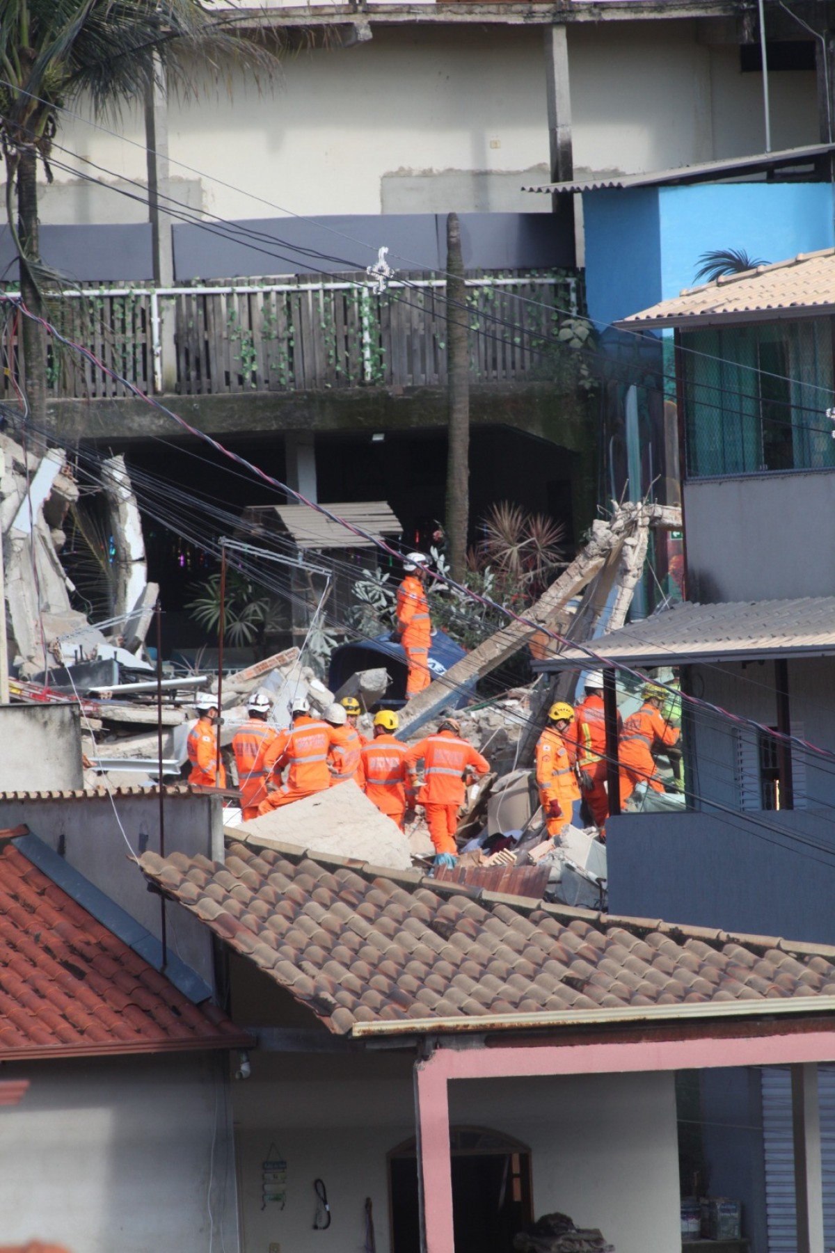 Casa de repouso Pró-Vida, no Bairro Jardim Vitória, na Região Nordeste de Belo Horizonte (MG), desaba na madrugada desta quinta-feira (5/3) e deixa pelo menos um morto-Edésio Ferreira/EM/DA Press