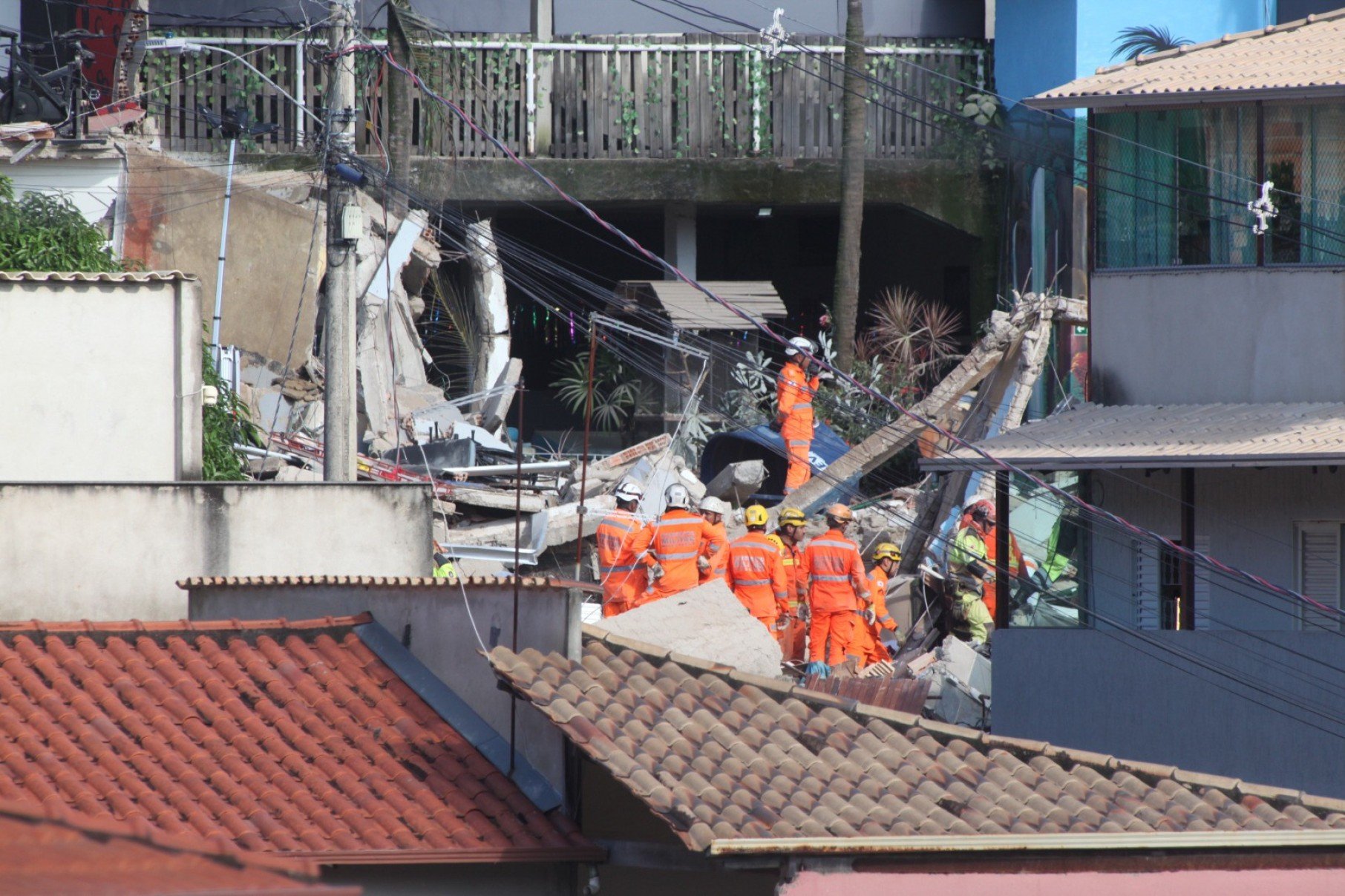Casa de repouso Pró-Vida, no Bairro Jardim Vitória, na Região Nordeste de Belo Horizonte (MG), desaba na madrugada desta quinta-feira (5/3) e deixa pelo menos um morto-Edésio Ferreira/EM/DA Press