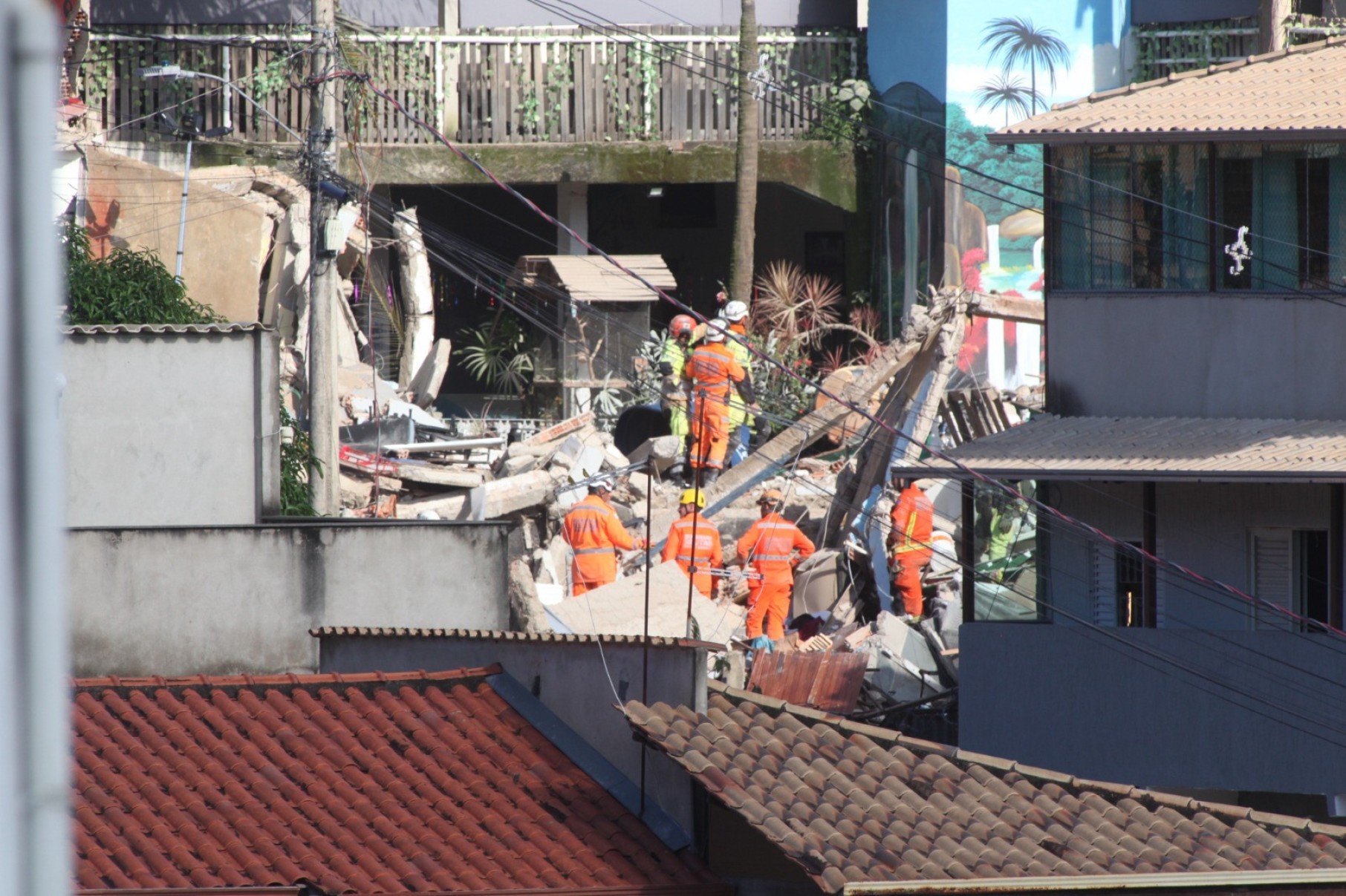 Casa de repouso Pró-Vida, no Bairro Jardim Vitória, na Região Nordeste de Belo Horizonte (MG), desaba na madrugada desta quinta-feira (5/3) e deixa pelo menos um morto-Edésio Ferreira/EM/DA Press