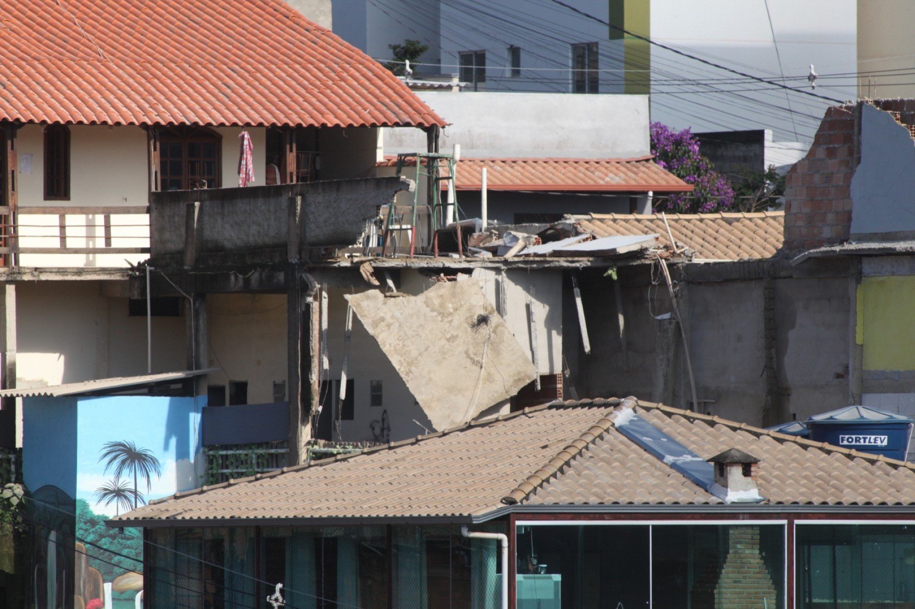 Casa de repouso Pró-Vida, no Bairro Jardim Vitória, na Região Nordeste de Belo Horizonte (MG), desaba na madrugada desta quinta-feira (5/3) e deixa pelo menos um morto-Edésio Ferreira/EM/DA Press