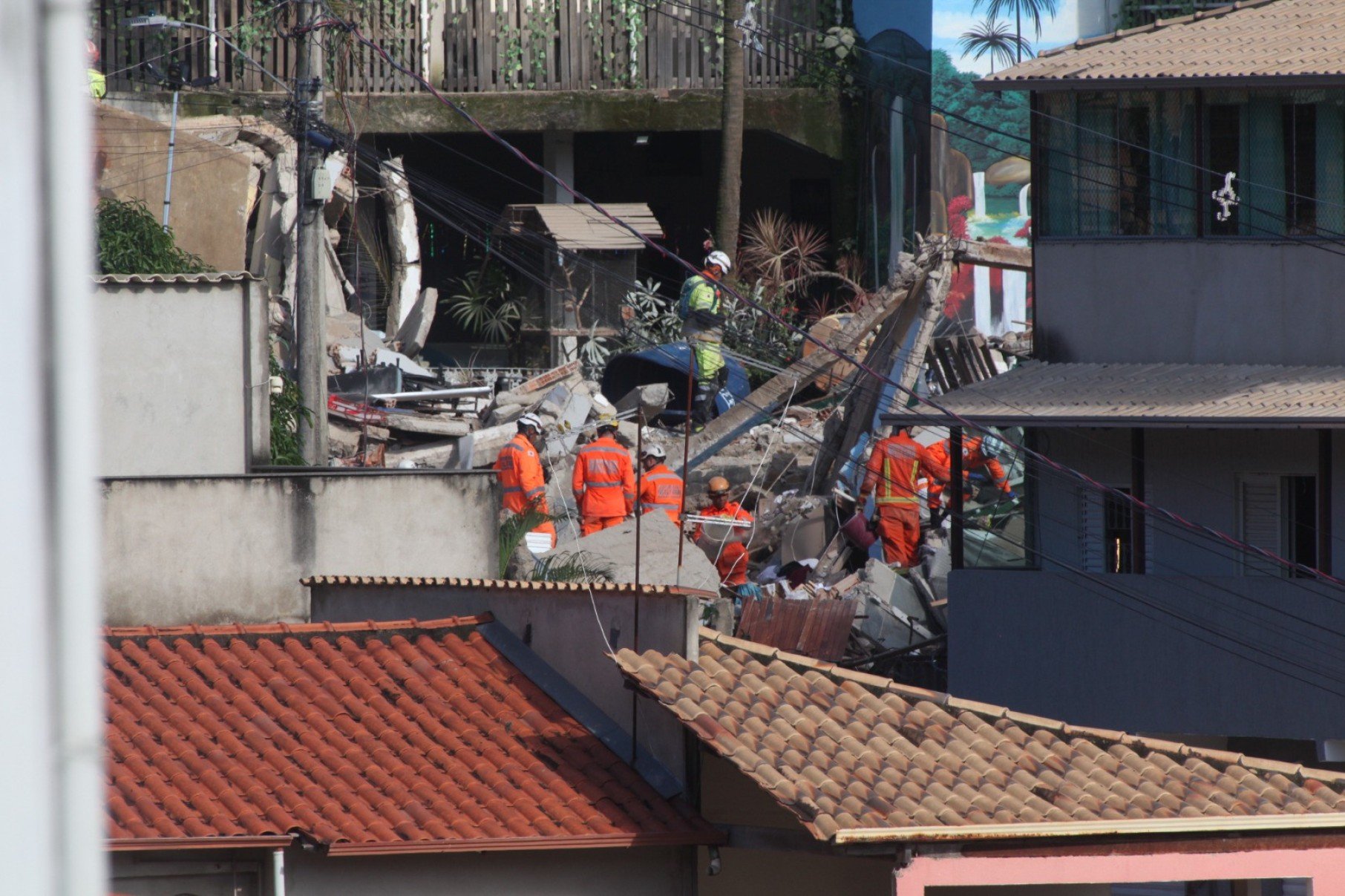 Casa de repouso Pró-Vida, no Bairro Jardim Vitória, na Região Nordeste de Belo Horizonte (MG), desaba na madrugada desta quinta-feira (5/3) e deixa pelo menos um morto-Edésio Ferreira/EM/DA Press