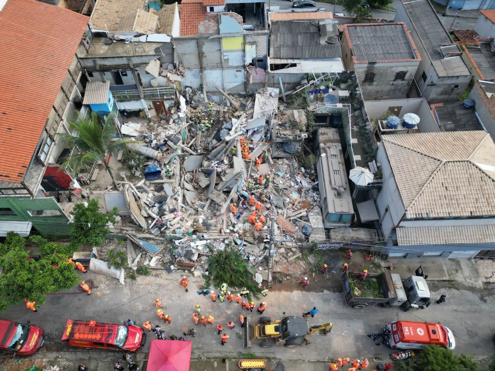 Desabamento de lar de idosos deixa vítimas no Bairro Jardim Vitória, em BH