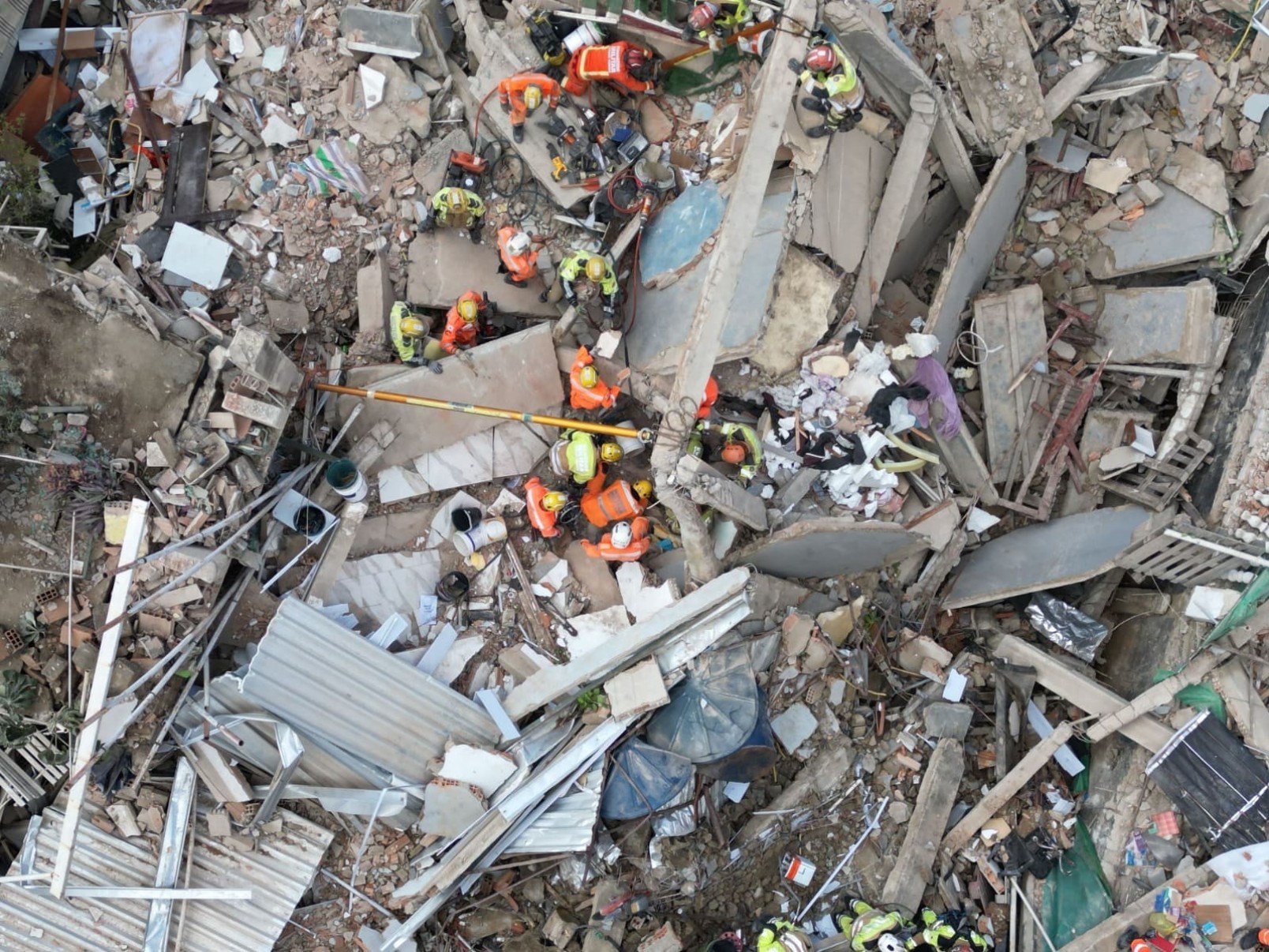 Desabamento de lar de idosos deixa vítimas no Bairro Jardim Vitória, em BH